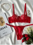 Kırmızı Çiçek Desenli Tangalı Sütyen Takımı resmi